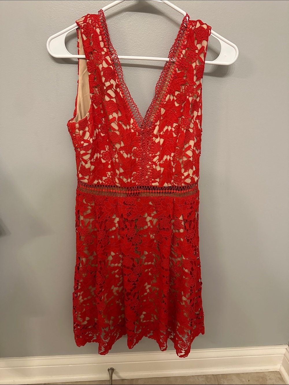 Red Lace V-Neck Sleeveless Dress